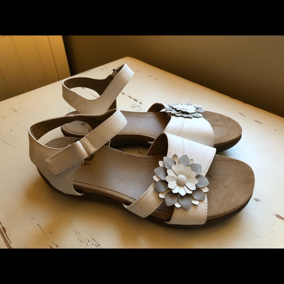 Array White Sandals - Picture 4 of 9